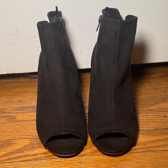 Old Navy Black Suede Peep Toe Ankle Booties Side Zip Chunky Heel Size 8 - Picture 2 of 8